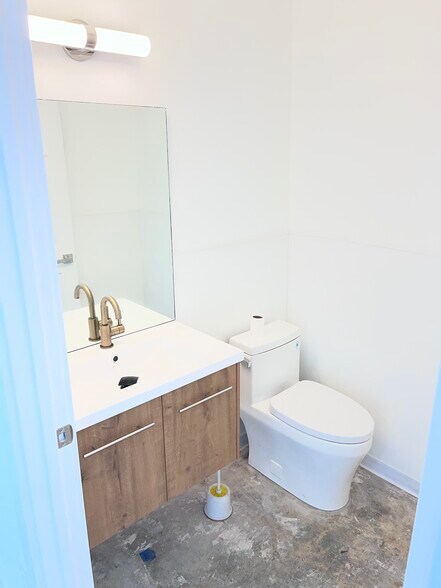 More Photos Of 3942 Arnold Ave, Naples Unknown For Lease