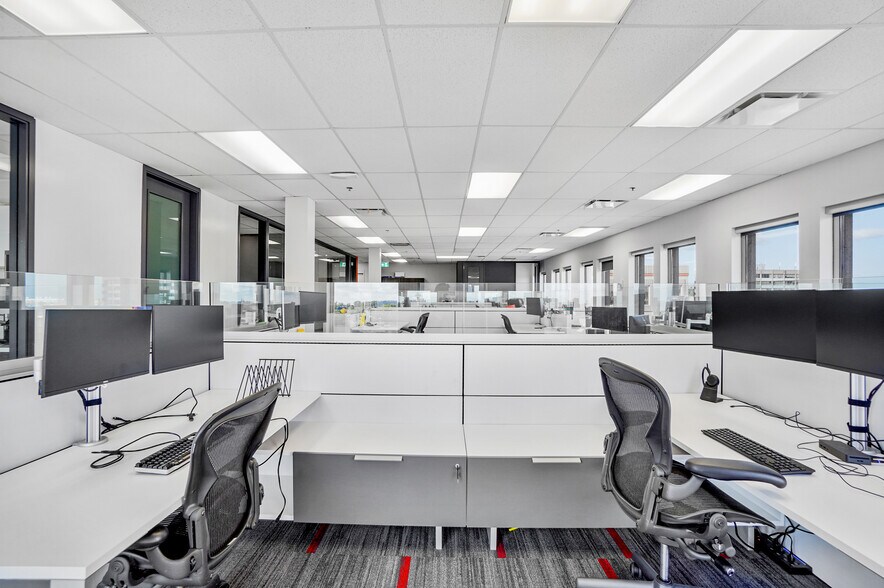 More Photos Of 7405 Rte Transcanadienne, Montréal Office For Lease