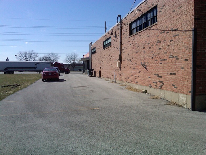 More Photos Of 1401 Busse Rd, Elk Grove Village Showroom For Lease