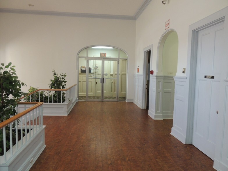 More Photos Of 517 Carlisle Ave, York Office For Lease