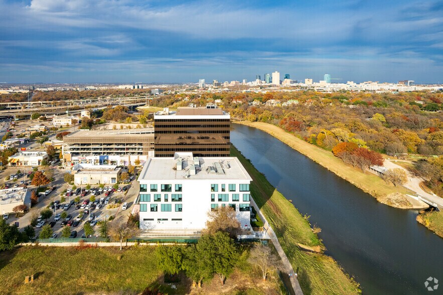 More Photos Of 1701 River Run, Fort Worth Office For Lease