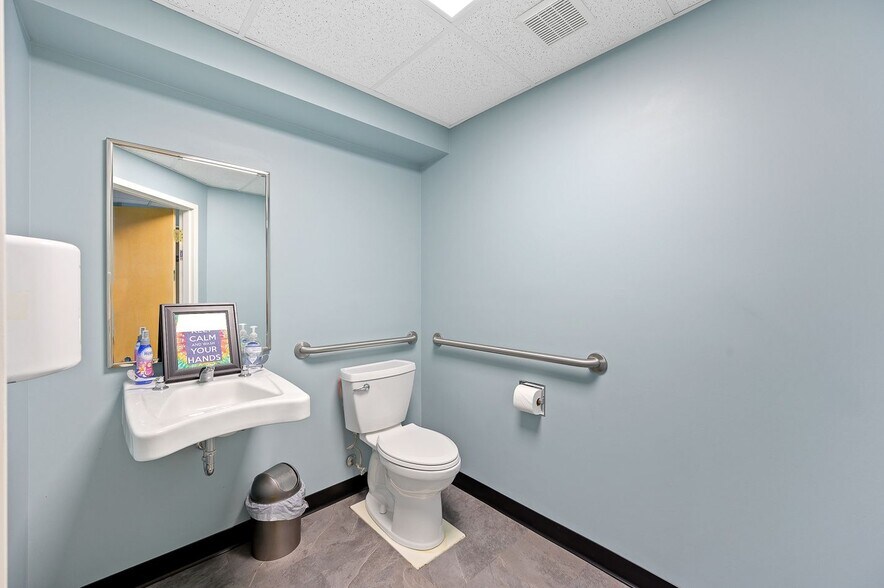 More Photos Of 71 E Hollister St, Cincinnati Medical For Lease