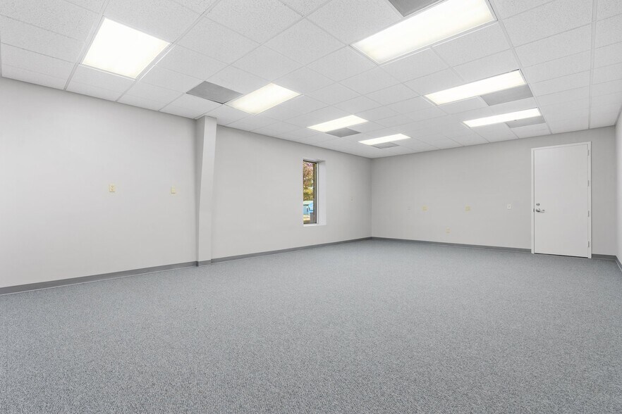 More Photos Of 3607 N Loop 336, Conroe Light Manufacturing For Lease