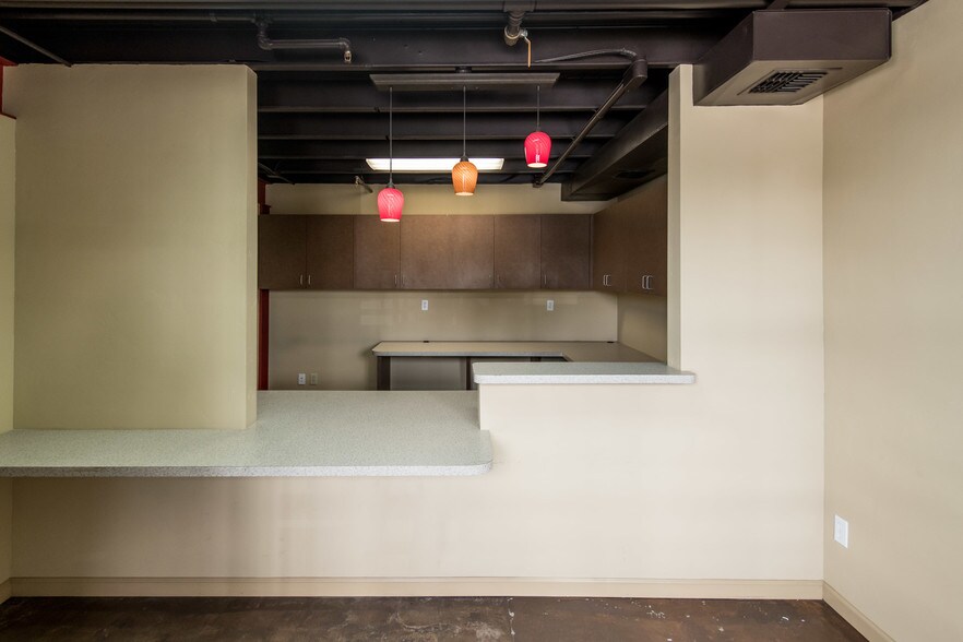 More Photos Of 907-911 Santa Fe Ave, Fresno Flex For Sale