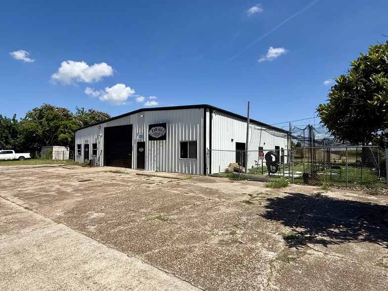 More Photos Of 108 Schilling St, Baytown Warehouse For Lease