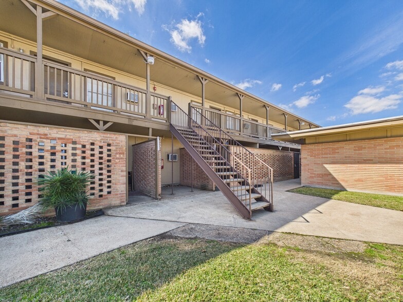 Primary Photo Of 1349 Jefferson Dr, Port Arthur Apartments For Sale