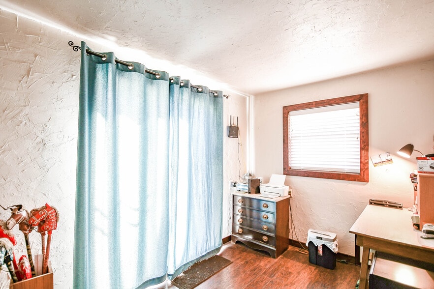 More Photos Of 512 N Travis St, Granbury Hospitality For Sale