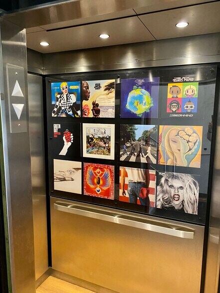 More Photos Of 215 W Ontario St, Chicago Loft Creative Space For Lease