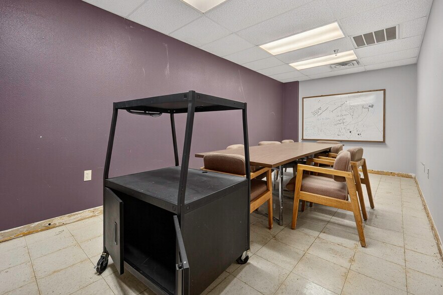 More Photos Of 1400 N Kennedy Ave, Shawnee Office For Sale