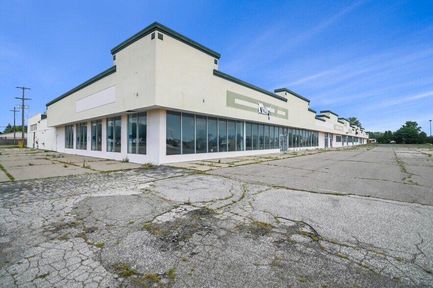 More Photos Of 2865-2885 Bay Rd, Saginaw Freestanding For Sale