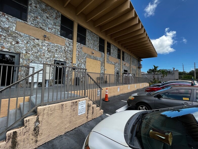 More Photos Of 6245 N Powerline Rd, Fort Lauderdale Light Distribution For Lease