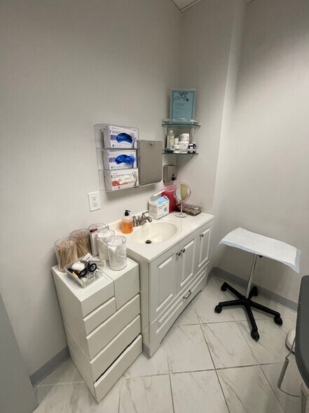 More Photos Of 5530 Wisconsin Ave, Chevy Chase Medical For Lease