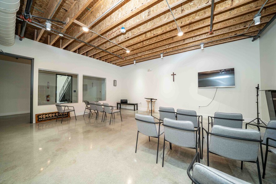 More Photos Of 2001 Saturn St, Monterey Park Light Distribution For Sale