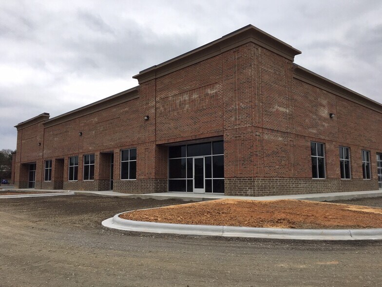 More Photos Of 123 Poplar Pointe Dr, Mooresville Flex For Lease