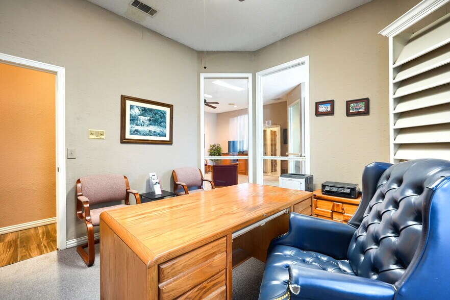 More Photos Of 6812 Avenue K, Plano Flex For Lease