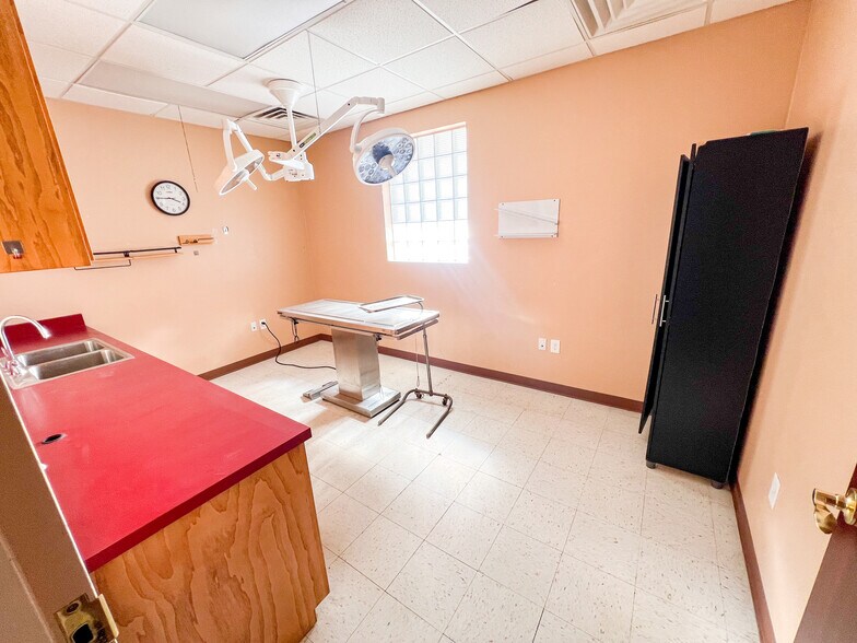 More Photos Of 3400 N Big Spring St, Midland Veterinarian Kennel For Sale