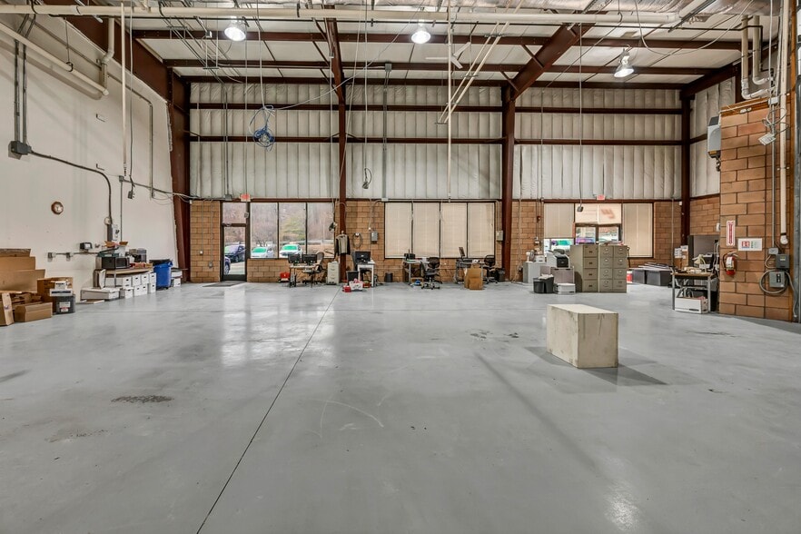 More Photos Of 1087 Federal Rd, Brookfield Warehouse For Lease