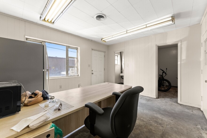 More Photos Of 636 Industrial Blvd, Gainesville Warehouse For Sale