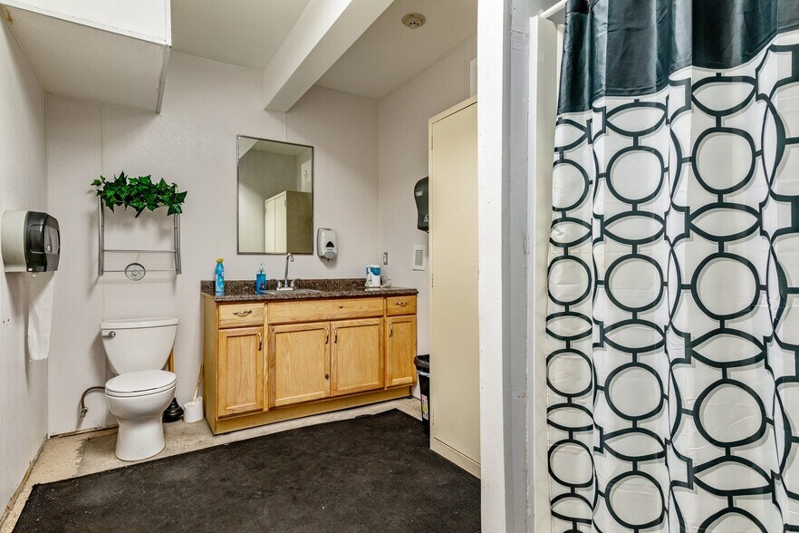 More Photos Of 3535 S Irving St, Sheridan Warehouse For Lease