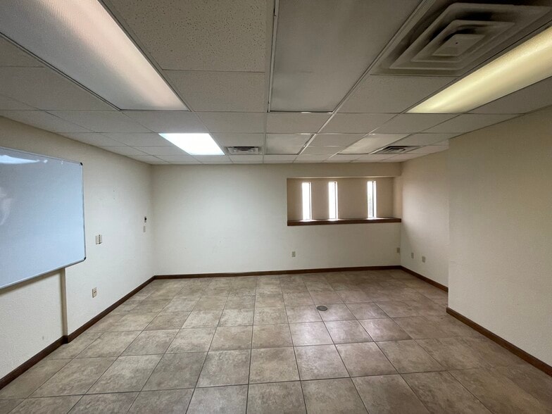 More Photos Of 2317-2319 Griffin Rd, Leesburg Warehouse For Lease