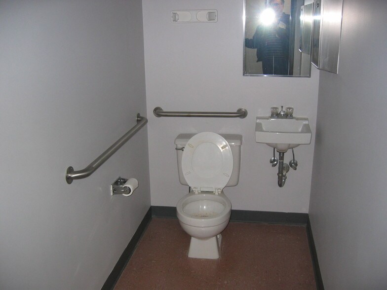 More Photos Of 4214 Fleur Dr, Des Moines General Retail For Lease