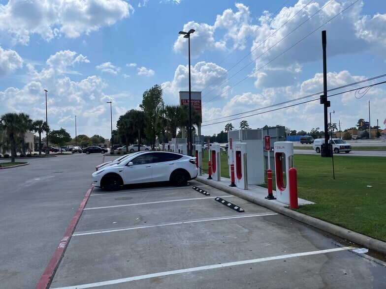 More Photos Of 19073 North Fwy N, Shenandoah Unknown For Lease