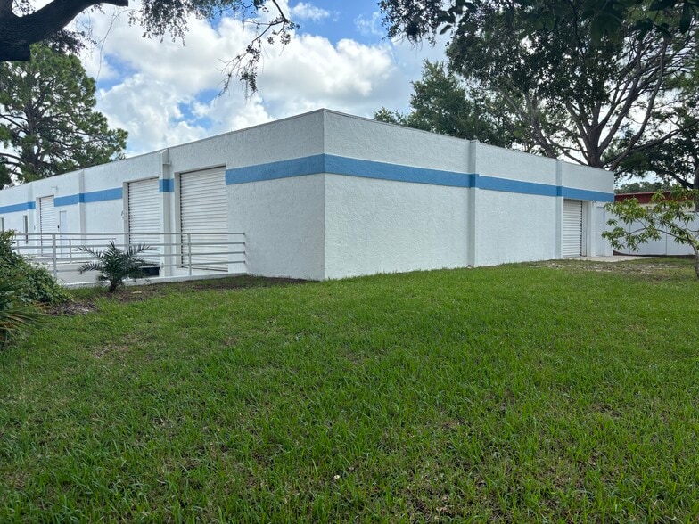 More Photos Of 263 Field End St, Sarasota Warehouse For Sale