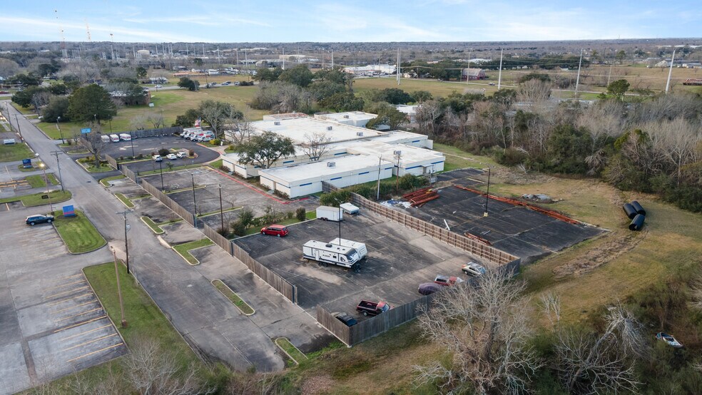 More Photos Of 301 Medic Ln, Alvin Self Storage For Sale