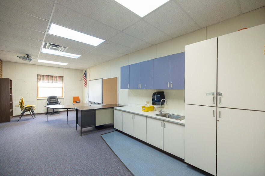 More Photos Of 202 Topaz Ave, Granby Schools For Sale