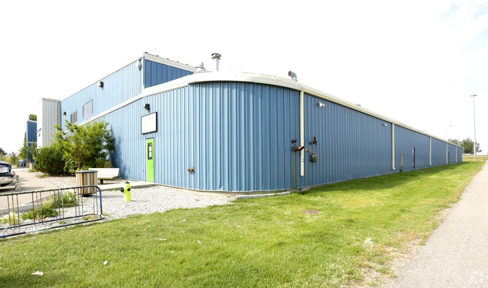 More Photos Of 200 East Lake Cres NE, Airdrie Swimming Pool For Lease