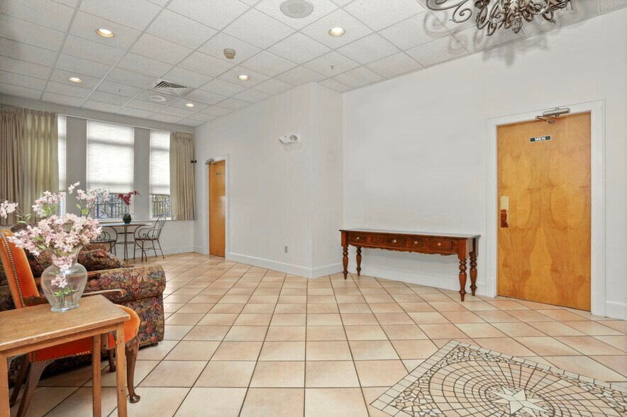 More Photos Of 17 Elm St, Greenwich Freestanding For Lease