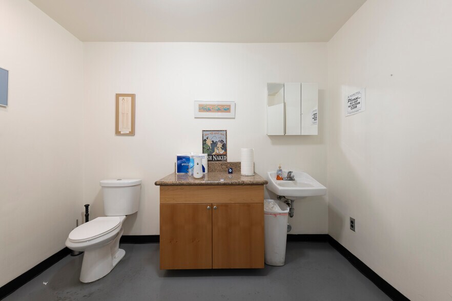 More Photos Of 7820 Gloria Ave, Van Nuys Warehouse For Sale