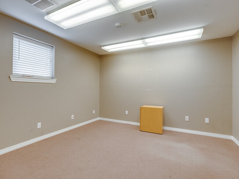 More Photos Of 122 N Hickory, Roff Flex For Sale