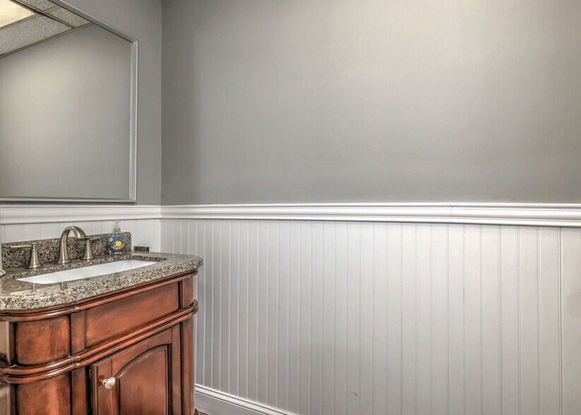 More Photos Of 1948 Chapel St, New Haven Office For Sale