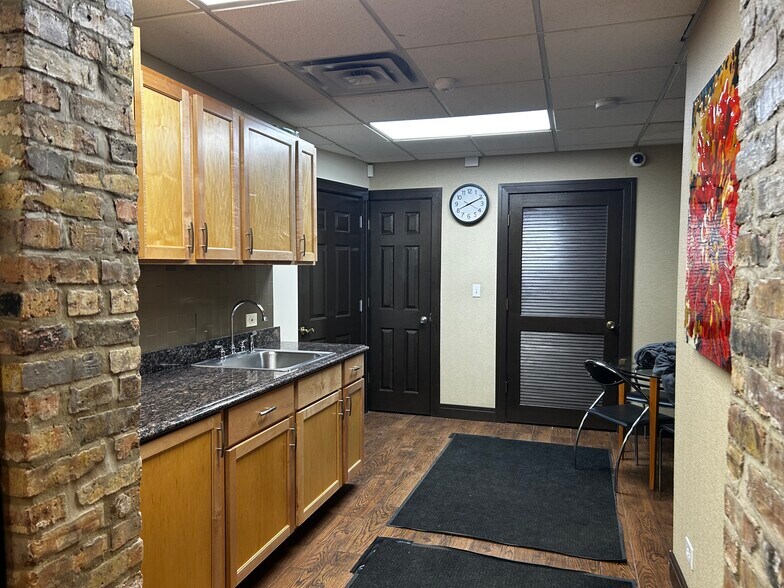 More Photos Of 4044 N Elston Ave, Chicago Storefront Retail Office For Lease