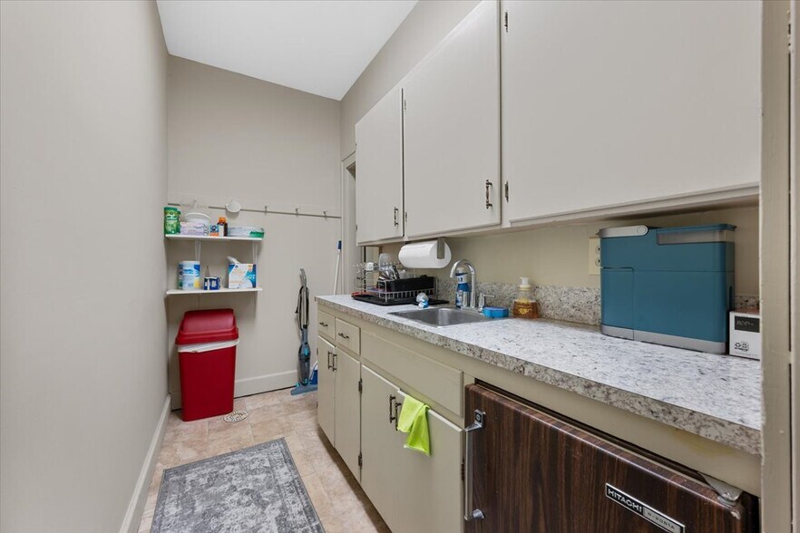 More Photos Of 121 NW Russell Rd, Abingdon Office For Sale