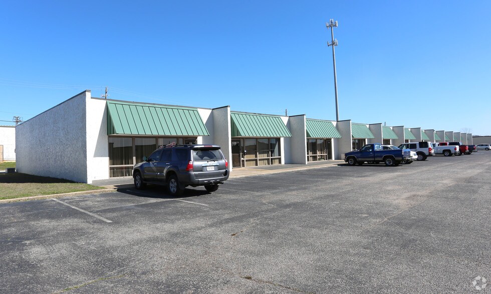 Primary Photo Of 25 Commerce Ave, Bessemer Light Distribution For Lease