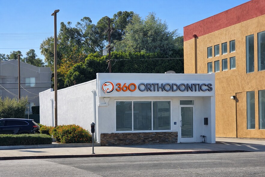More Photos Of 22062 Ventura Blvd, Woodland Hills Freestanding For Lease