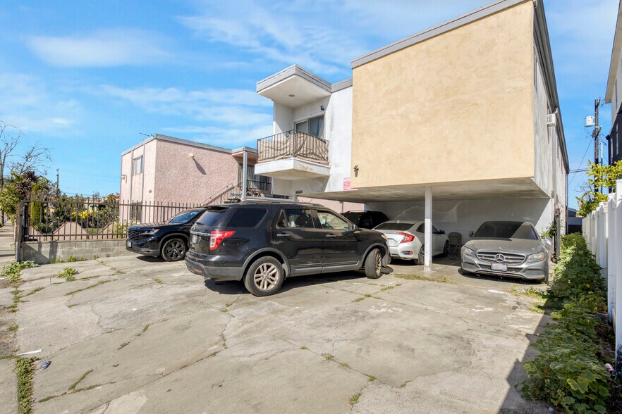 More Photos Of 5447 Blackwelder St, Los Angeles Apartments For Sale