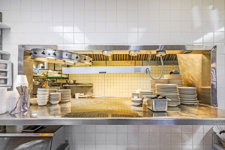 More Photos Of 2604 Custer St, Manitowoc General Retail For Sale