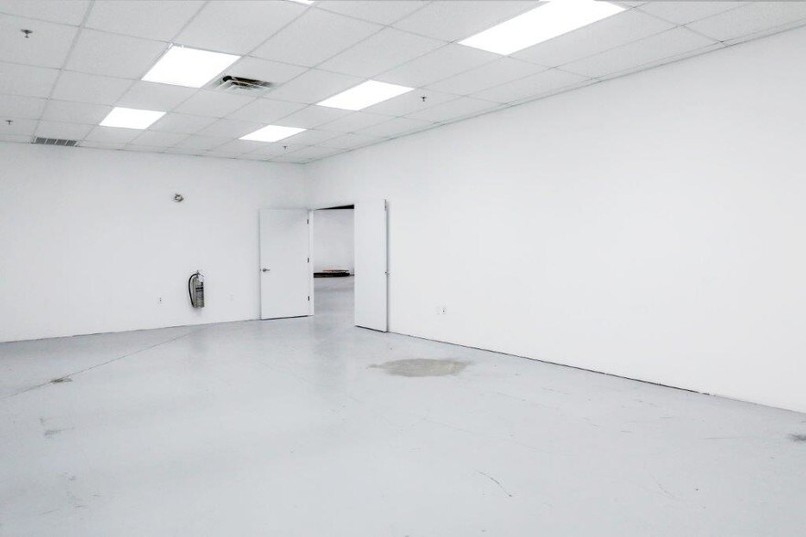 More Photos Of 14101-14105 Mccormick Dr, Tampa Light Manufacturing For Lease