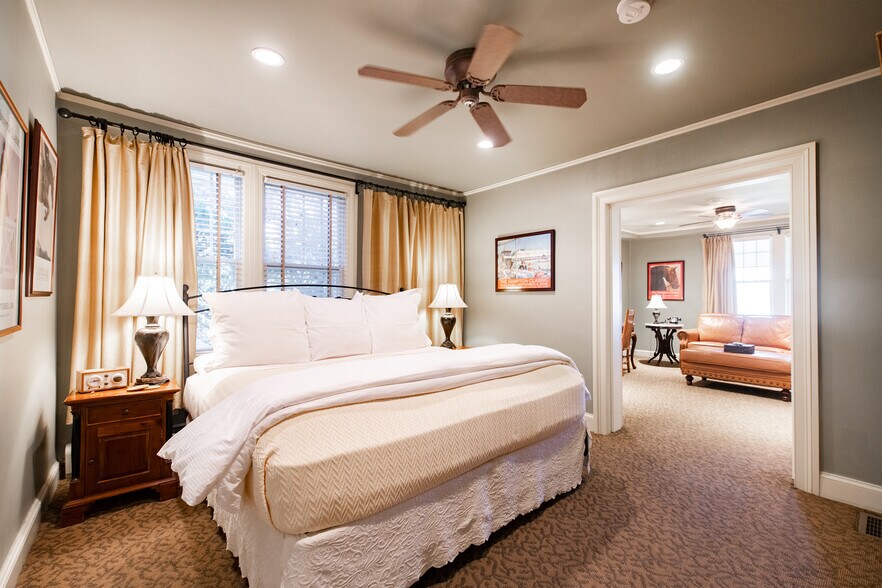 More Photos Of 31 N Main St, East Hampton Hospitality For Sale