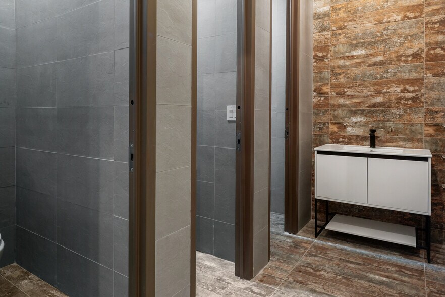 More Photos Of 48-50 Spencer St, Brooklyn Warehouse For Lease