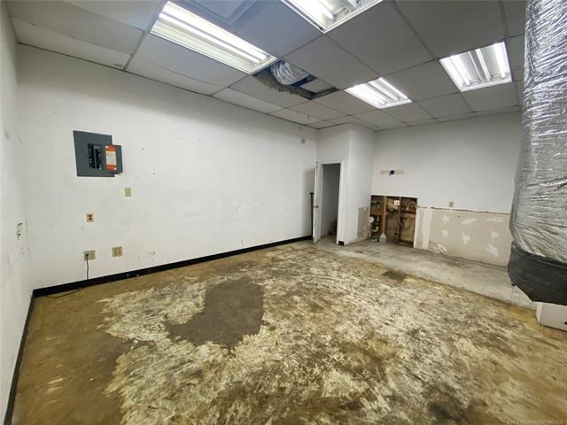 More Photos Of 713 N 2nd St, Stilwell Industrial For Sale