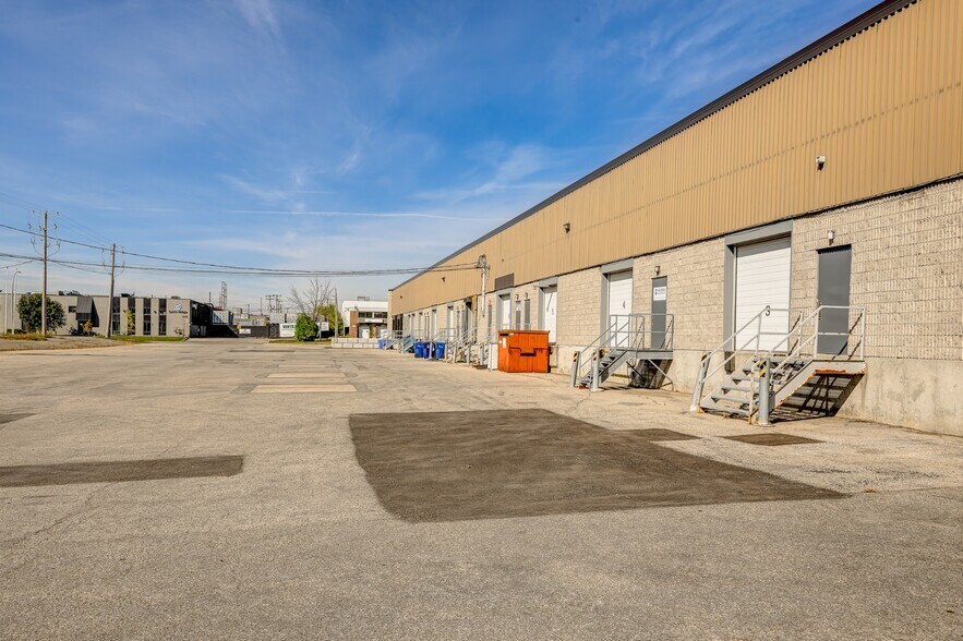 More Photos Of 3148-3178 Boul Industriel, Laval Flex For Lease