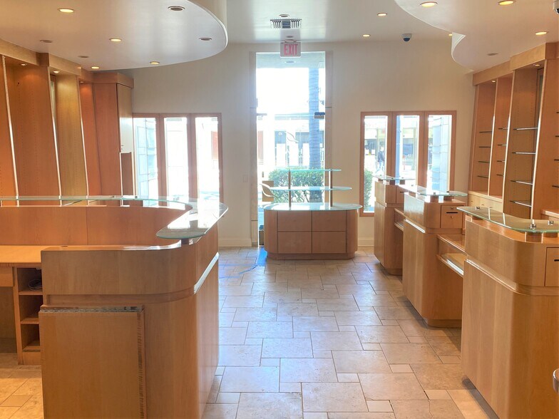 More Photos Of 449-451 N Canon Dr, Beverly Hills Unknown For Lease