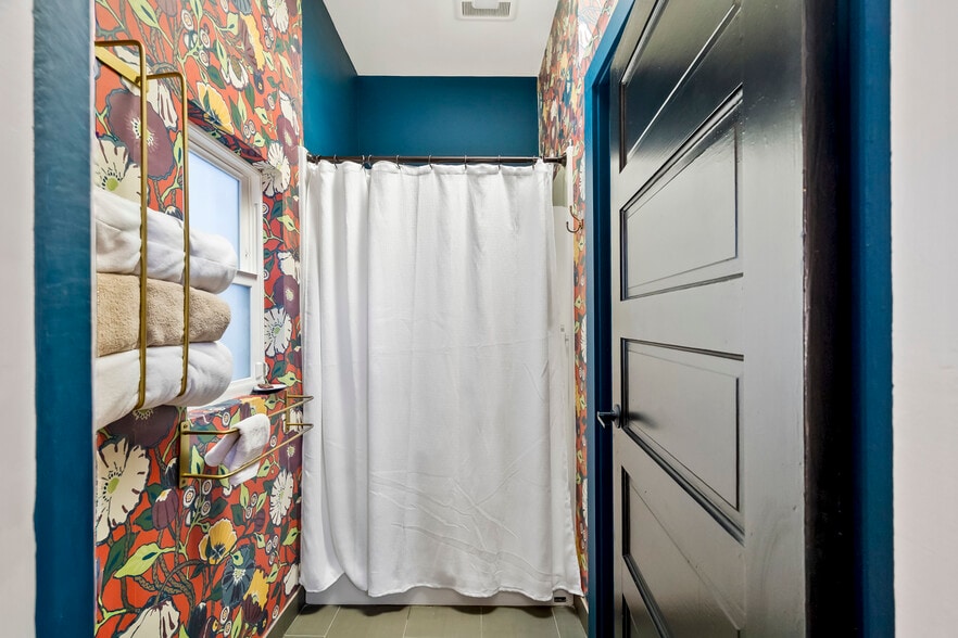 More Photos Of 206 NE 80th Ave, Portland Office For Sale