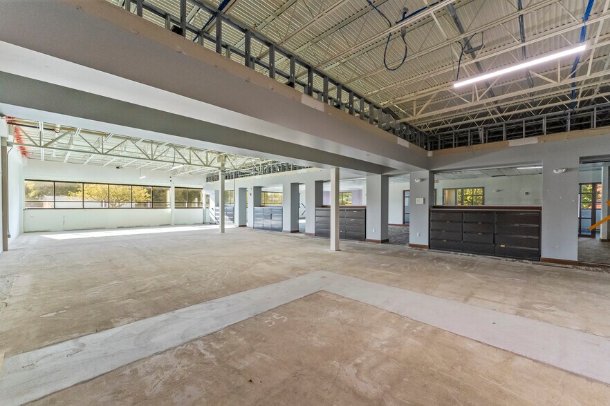 More Photos Of 470 Myles Standish Blvd, Taunton Office For Lease