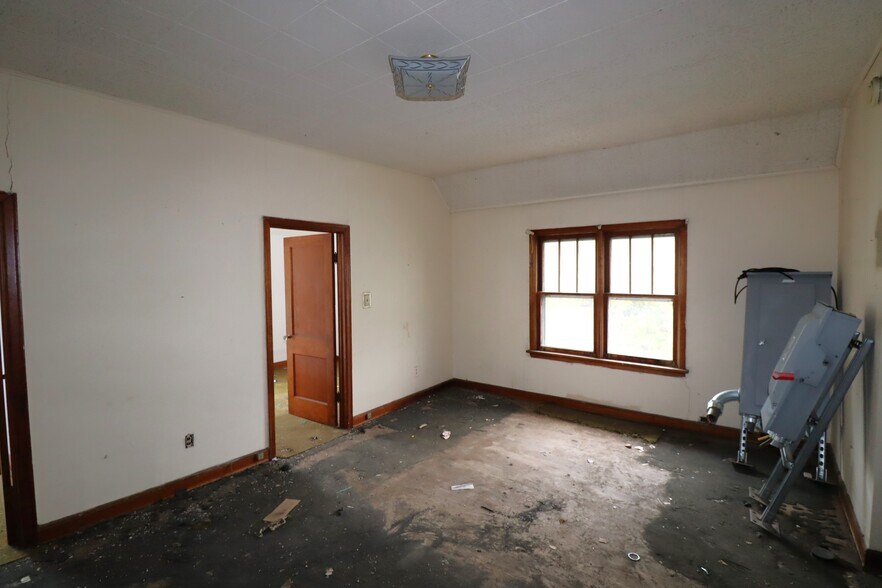 More Photos Of 522 Sanborn Ave, Ashland Storefront Retail Residential For Sale