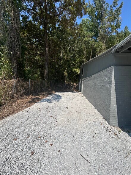 More Photos Of 453 Schmitt Rd, Rossville Warehouse For Lease